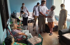 El Dr. Carlos Insfrán Micossi encabezó la comitiva de la Academia Paraguaya de Gastronomía (Apyga) que hizo una donación en Carapeguá.