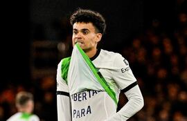 Luis Díaz celebra su gol exhibiendo bajo la camiseta el lema ‘Libertad para papá’, un mensaje para los que secuestraron a su padre en Colombia.