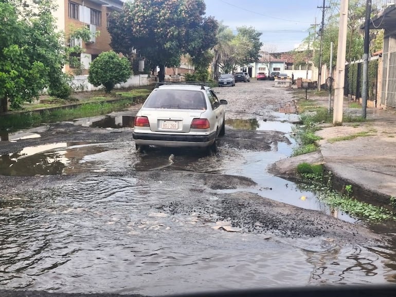 Baches en Mariano Roque Alonso. Foto de César Luis Benítez / Facebook.