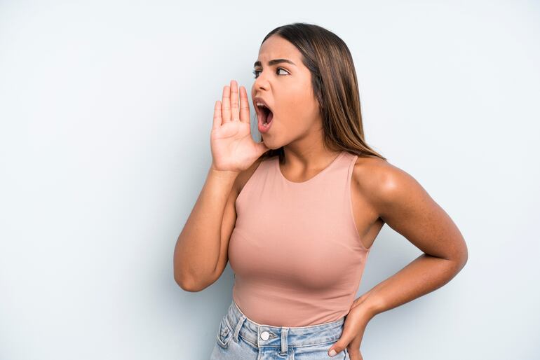 Personas que hablan a un volumen muy alto.