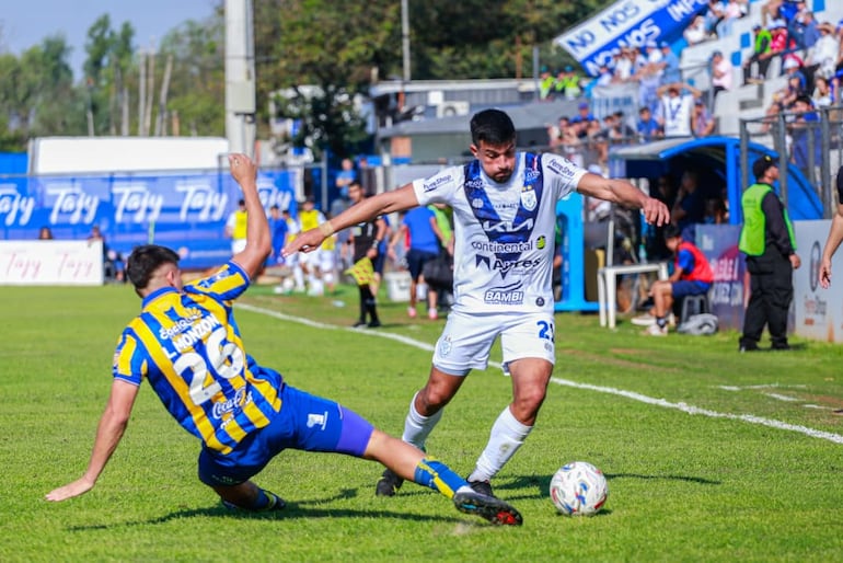 El delantero del Sportivo Luqueño, Elías Sarquis intenta escapar de la marca del lateral izquierdo del Sportivo Luqueño, Lucas Monzón.
