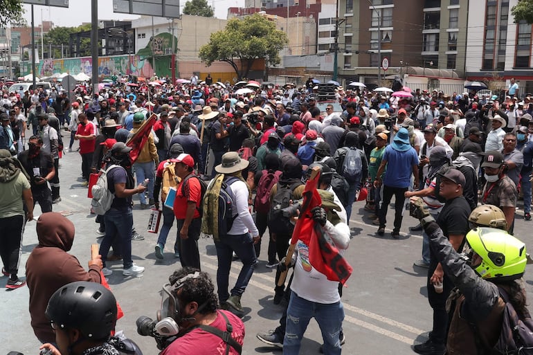 Personas participan en una manifestación frente a las oficinas de la Secretaría de Educación Pública.