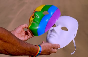 Concepto de "salir del clóset" o "salir del armario".