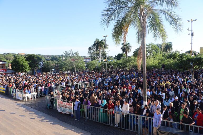 Como cada domingo, la explanada estuvo repleta de feligreses que acudieron a participar de la misa central y escuchar el mensaje de monseñor Valenzuela.