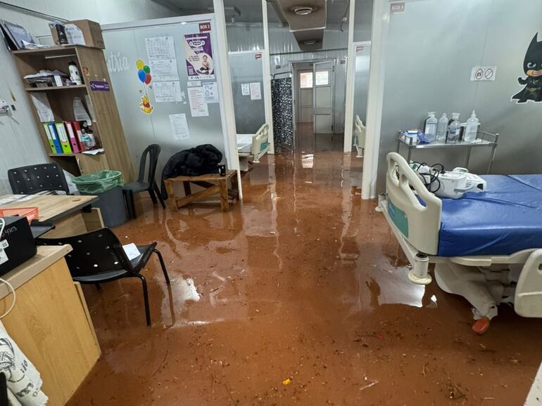 Video: Hospital de Santa Rosa quedó inundado tras torrencial lluvia, mientras los cauces hídricos desbordaron