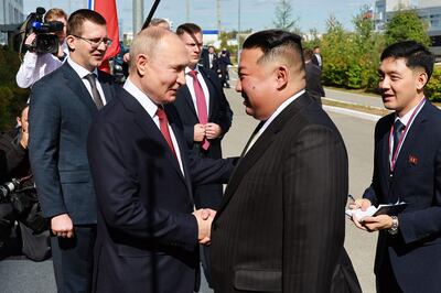 El presidente de Rusia, Vladímir Putin, recibió hoy al líder norcoreano, Kim Jong-un