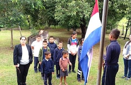 Escolares vuelven a izar la bandera que autoridades quisieron bajar.