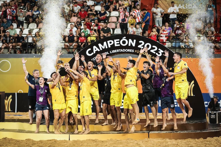 Los jugadores de San Antonio celebran con el trofeo de campeón de la Copa Libertadores de Fútbol Playa.