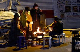 Grupo de manifestantes enciende una fogata esta madrugada sobre Palma y Chile.