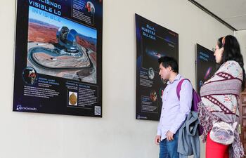 Personas visitan la exposición 'AstrónomAs', en las salas del Centro Cultural 'Pedro Vicente Maldonado', este jueves en Quito (Ecuador). La exposición 'AstrónomAs', que reivindica a 56 de las mujeres más destacadas que dedicaron su vida al estudio del espacio, se inauguró este jueves en Quito con la misión de despertar vocaciones científicas en niñas y adolescentes de Ecuador. La muestra está expuesta en una de las salas del Centro Cultural 'Pedro Vicente Maldonado', en el que se encuentra el Planetario del Instituto Geográfico Militar (IGM) y donde se recogen los hallazgos tanto de figuras históricas como de astrónomas en activo.