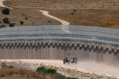 Miembros del ejército de Israel patrullan la frontera norte con Líbano, desde donde opera el grupo proiraní Hezbolá.