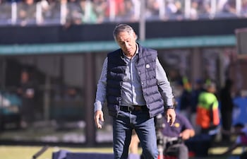 El entrenador de Cerro Porteño, Ariel Holan, durante el clásico ante Olimpia, disputado en el estadio Defensores del Chaco.