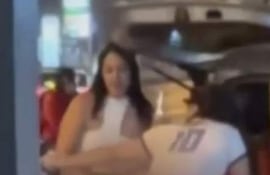 Dos mujeres en situación de exhibicionismo, cubriendo sus cuerpos con manos en un entorno exterior.