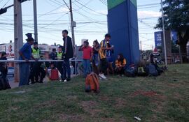 Un grupo de apenas 18 miembros de una comunidad indígena es custodiado por decenas de agentes policiales en zona de la exterminal de Asunción.