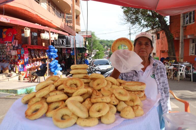 La señora Saturnina Ramírez, de Caacupé, atiende su puesto frente a la basílica y recibe amablemente a la gente.