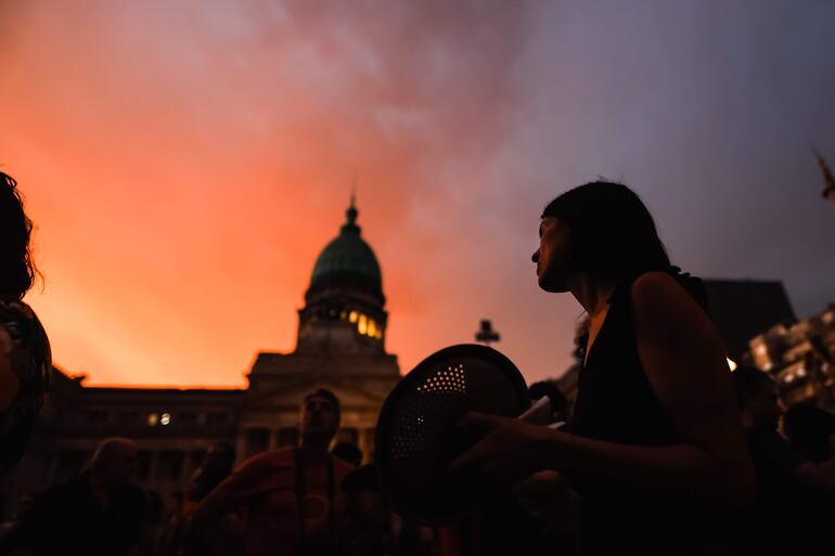 Manifetaciones contra el gobierno de Javier Milei, frente al Congreso de la Nación en Buenos Aires (Argentina). 
