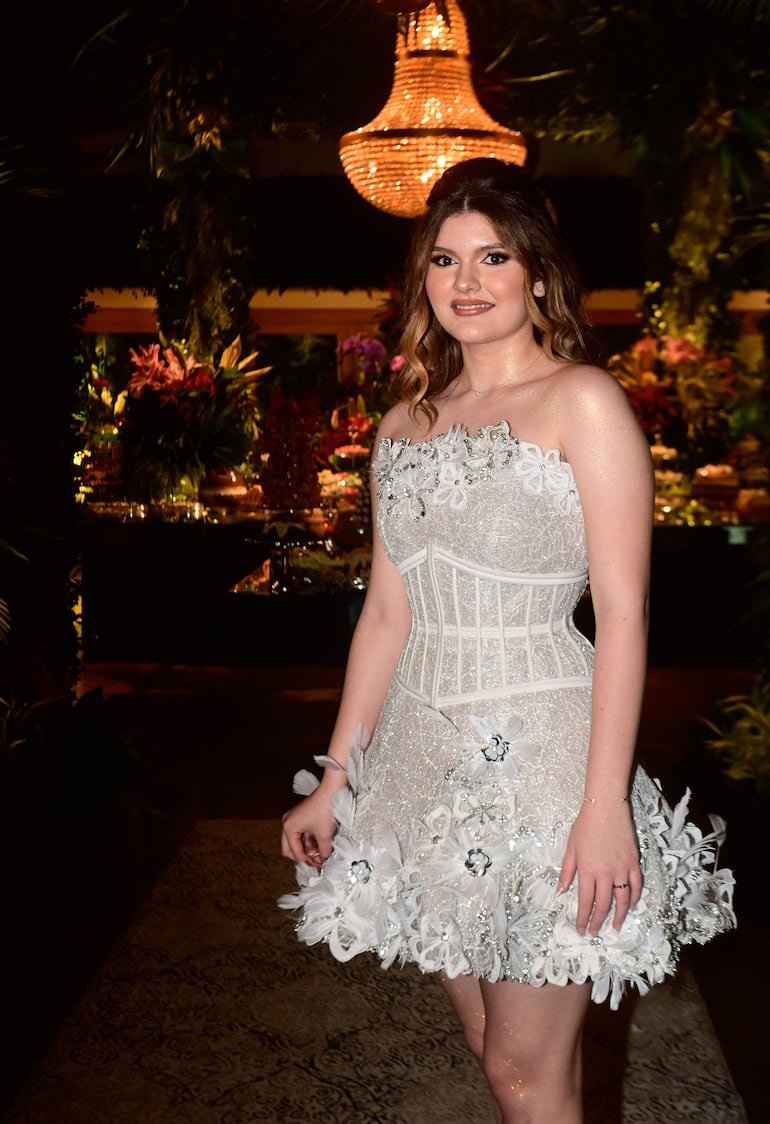 Pía lució un vestido diseñado por Stephanie Gosling elaborado con base de redecilla laminada. Las flores fueron bordadas en hilo, tafeta, estrás y plumas. El corset dio el toque final al traje.