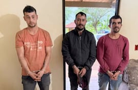 Los ahora condenados Aníbal González Benítez (remera naranja), Gustavo Damián Paredes (campera negra) y Juan Carlos Genes Rivas (remera bordó).