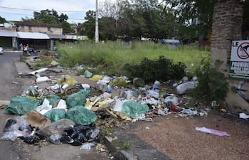 Basural en uno de los puntos críticos en Lambaré: Bruno Guggiari y San Rafael.
