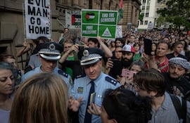 La policía australiana conversa con manifestantes en Sidney.