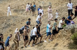 Miles de jóvenes marroquíes llegaron a la frontera entre Castillejos (Marruecos) y Ceuta para tratar de cruzar la valla que separa las dos ciudades.