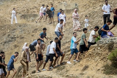 Miles de jóvenes marroquíes llegaron a la frontera entre Castillejos (Marruecos) y Ceuta para tratar de cruzar la valla que separa las dos ciudades.