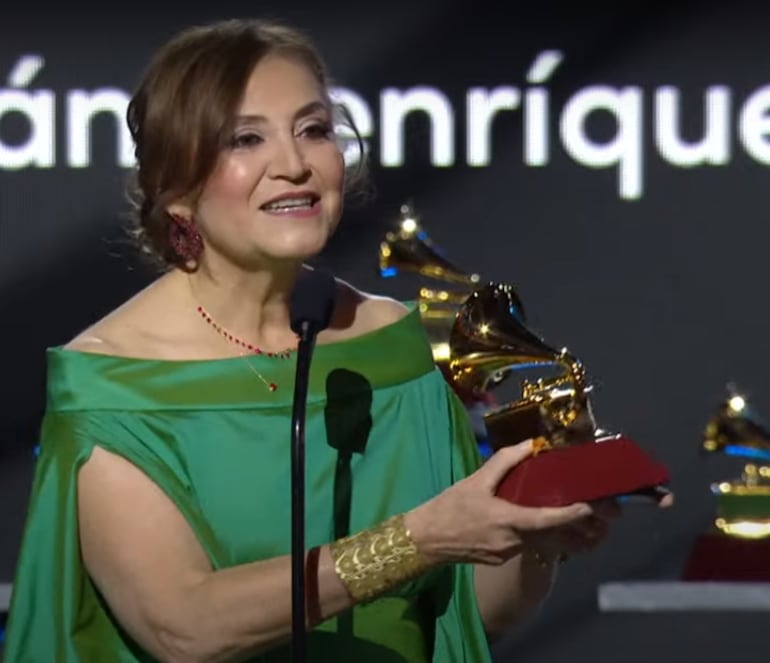 Berta Rojas con el Latin Grammy al Mejor Álbum de Música Clásica.