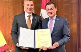 El subsecretario de Asuntos Económicos del Departamento de Estado de los Estados Unidos, Jacob Helberg, entrega al ministro de Relaciones Exteriores, Rubén Ramírez Lezcano el documento oficial que incorpora a Paraguay al Board of Peace.