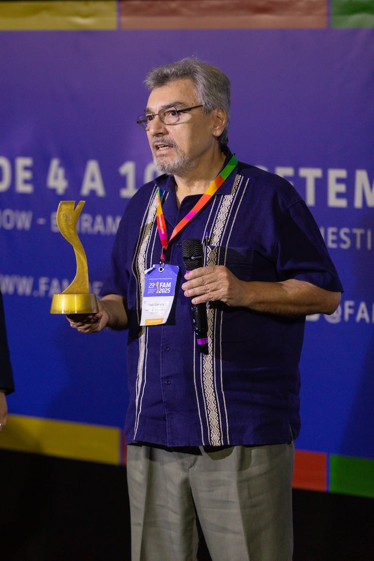 Hugo Gamarra Etcheverry con el premio obtenido por su película en el FAM Mercosur, el festival celebrado en Florianópolis, Brasil.
