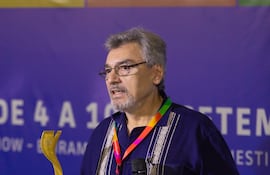 Hugo Gamarra posa con la estatuilla recibida por su película "Kuarahy Ára- El tiempo del sol", en el Festival FAM 2025 en Florianópolis, Brasil.