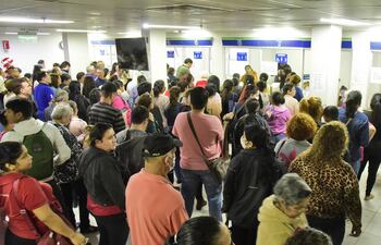 Una aglomeración de asegurados ayer en el Hospital Central de Instituto de Previsión Social (IPS) en búsqueda de turnos para consultas, a raíz de una reingeniería en el agendamiento en el Centro de Atención Ambulatoria (CAA).