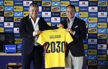 El técnico argentino Marcelo Gallardo (i) posa junto al presidente de la Federación Ecutoriana de Fútbol, Francisco Egas, durante su presentación como seleccionador de Ecuador este jueves, en Quito (Ecuador).