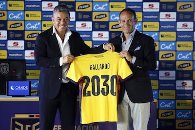 El técnico argentino Marcelo Gallardo (i) posa junto al presidente de la Federación Ecutoriana de Fútbol, Francisco Egas, durante su presentación como seleccionador de Ecuador este jueves, en Quito (Ecuador).