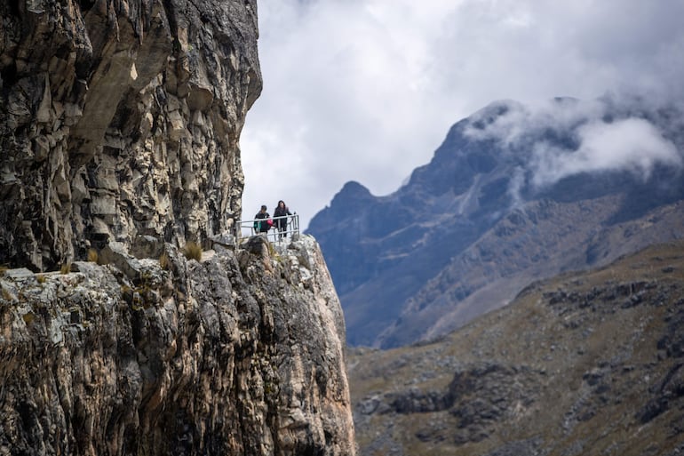 Turistas ascienden por la montaña y entre los acueductos en el monte Chacaltaya el 1 de marzo de 2026 en El Alto (Bolivia).