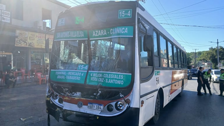 Choque entre colectivos deja a muchos pasajeros heridos en Villa Elisa