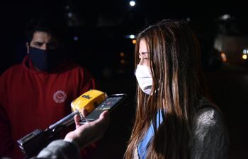 Hija del paciente en terapia intensiva denuncia ante la prensa la falta de reportes médicos sobre el estado de salud de su padre.