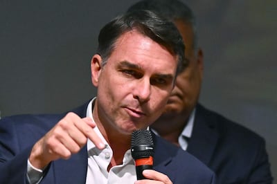 El senador y candidato a la presidencia de Brasil, Flávio Bolsonaro, habla durante una reunión con gobernadores y senadores electos este jueves, en el auditorio del hotel Brasil 21, en Brasilia (Brasil). EFE