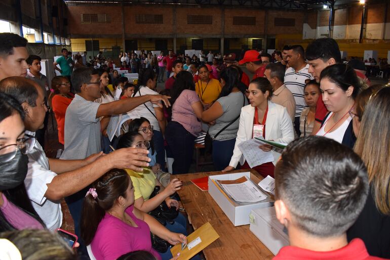 En el local del colegio Miguel Ángel Torales de la ciudad de Ypané, donde votaron los colorados y se generaron algunos incidentes a la hora de conformar las mesas.