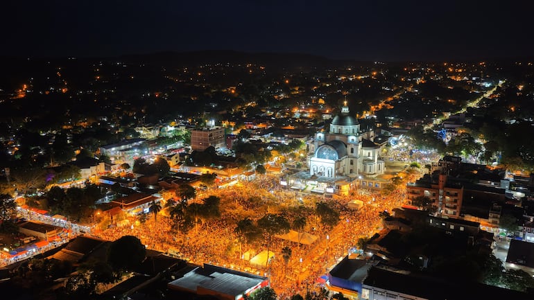 Caacupé: peregrinos copan las calles y se preparar para la serenata a la Virgen