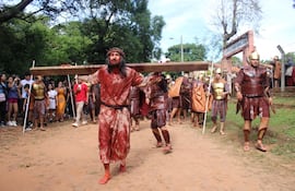 Cada año, la representación teatral de Atyrá reúne a miles de personas.