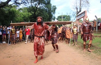 Cada año, la representación teatral de Atyrá reúne a miles de personas.