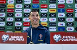El portugués Cristiano Ronaldo asiste a una rueda de prensa en el Aviva Stadium en Dublín, Irlanda, el 12 de noviembre de 2025. Portugal jugará contra Irlanda el 13 de noviembre en un partido de clasificación para el Mundial de Fútbol de la FIFA 2026.
