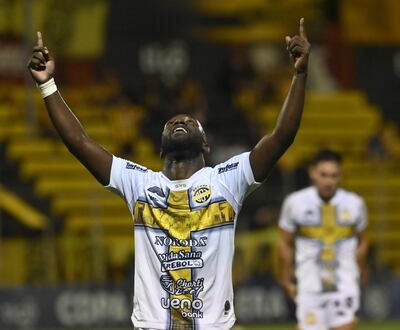 El colombiano José Sinisterra, futbolista de Sportivo Trinidense, celebra un gol en el partido frente a Guaraní por el torneo Apertura 2024 del fútbol paraguayo en el estadio Rogelio Silvino Livieres, en Asunción.