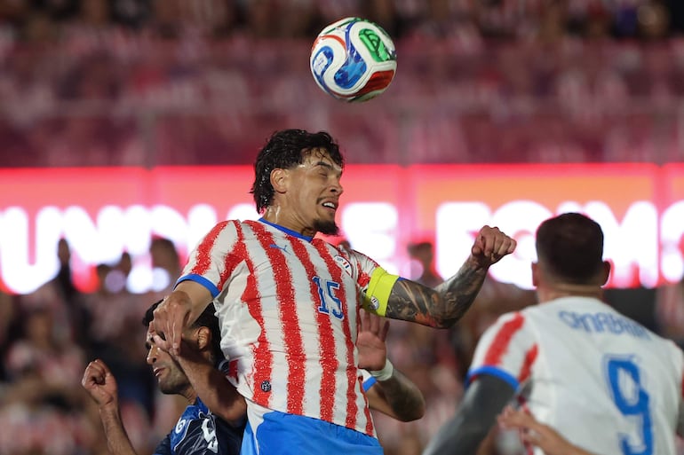 Gustavo Gómez (c) de Paraguay cabecea un balón este viernes, en un partido amistoso entre Paraguay y Nicaragua previo a la Copa Mundial de Fútbol 2026.