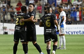 Los jugadores de Olimpia celebran un gol en el partido frente a Nacional por la cuarta fecha del torneo Apertura 2026 de la Primera División de Paraguay en el estadio Arsenio Erico, en Asunción, Paraguay.