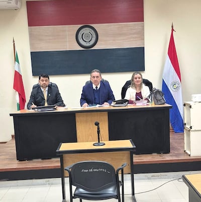 El Tribunal de Sentencia de Paraguarí, integrado por los magistrados Pedro Nazer y Hugo Ignacio Ríos Alcaraz (presidente), junto con la magistrada Fabiola Quintero.