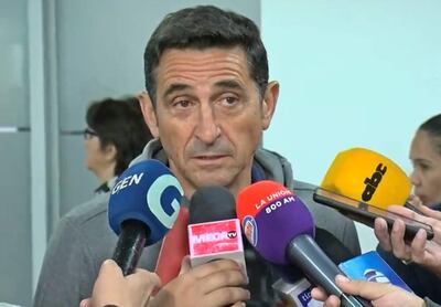 Manolo Jiménez (60 años), técnico de Cerro Porteño, luego de la llegada de la comitiva al país.