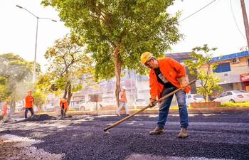 Una cuadrilla de la Municipalidad realizó trabajos de bacheo sobre la avenida San José.