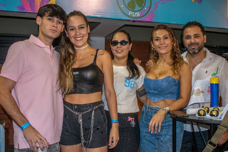 Dilan Báez, Dahia Jara, Kamila Caballero, Mirna Báez y Diego Báez.