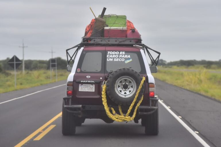 Una peculiar frase en la parte trasera de la camioneta de un aficionado camino al Rally del Chaco.